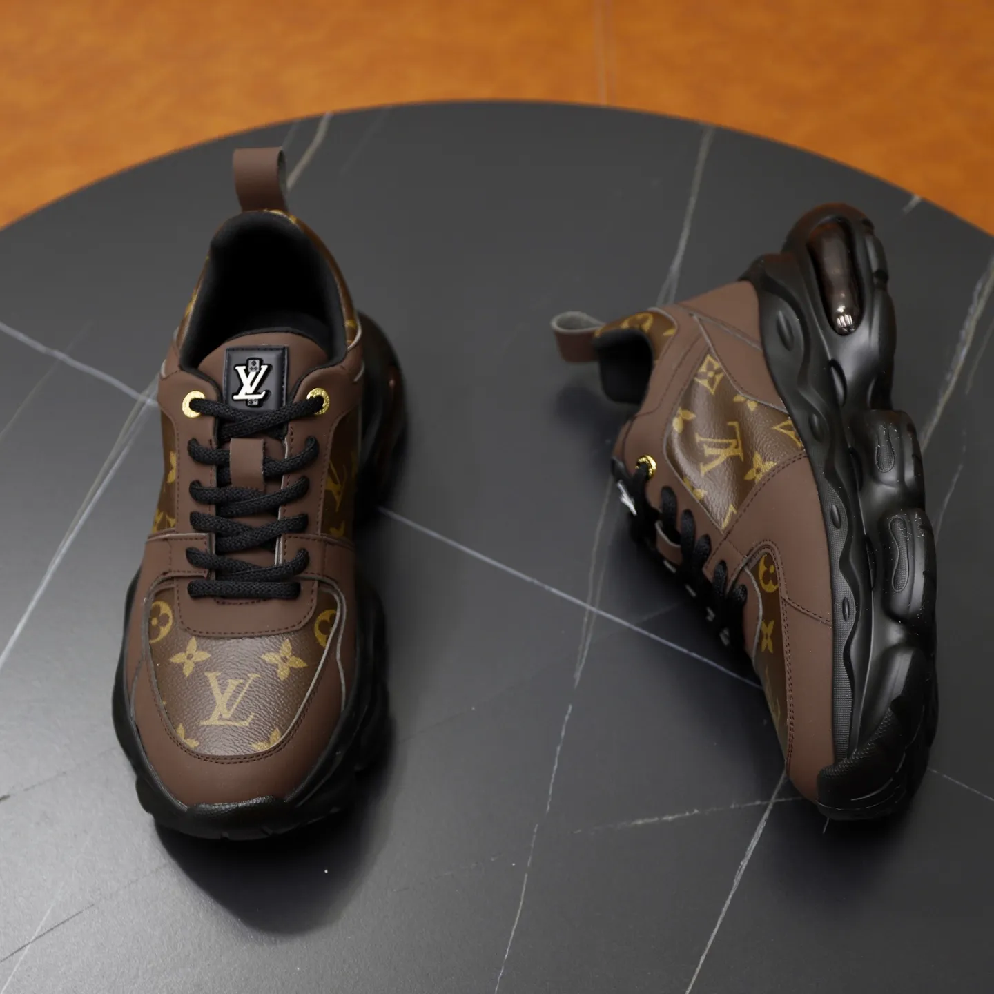 Ex-factory price: 462💰🙅‍♂️🙅‍♂️🙅‍♂️ Brand: Louis Vuitton Standard code: 38-44 (45 customized) Grade: Same as the official website Material: Original cowhide splicing fabric Comfortable and breathable lining Lightweight, soft and wear-resistant outsole Style category: Men's fashionable casual shoes Running sneakers Distinguished luxury brand elements Top luxury Color: actual picture color